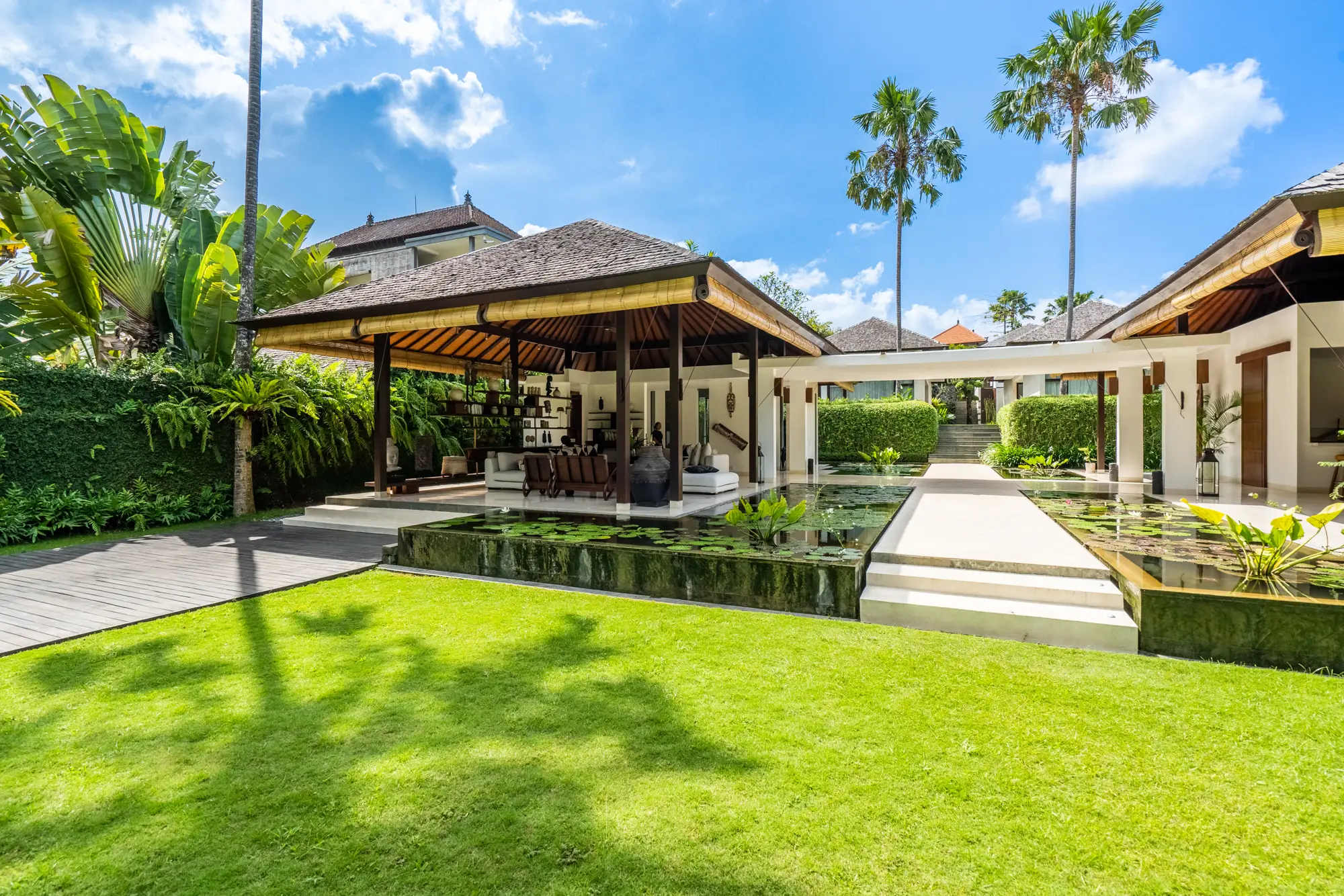 The lawn, the pavilions and the walkway to the lotus pond
